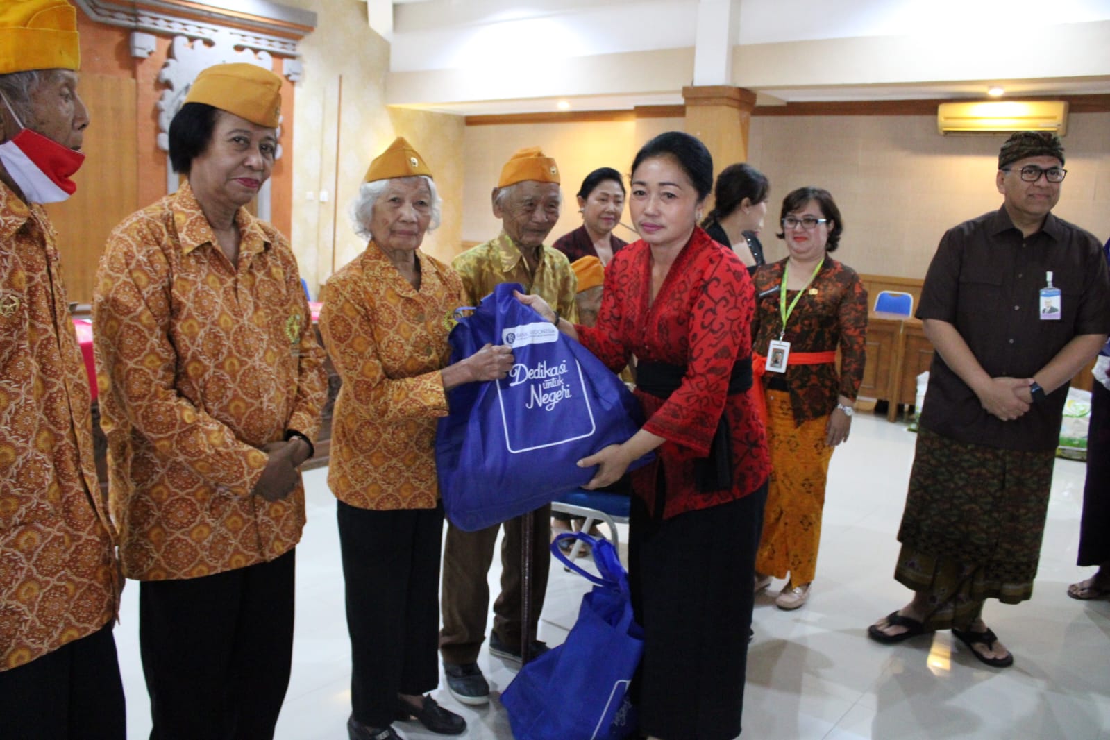 Ketua Tim Penggerak PKK Ny. Sagung Antari Jaya Negara Salurkan Bantuan 200 Paket Sembako