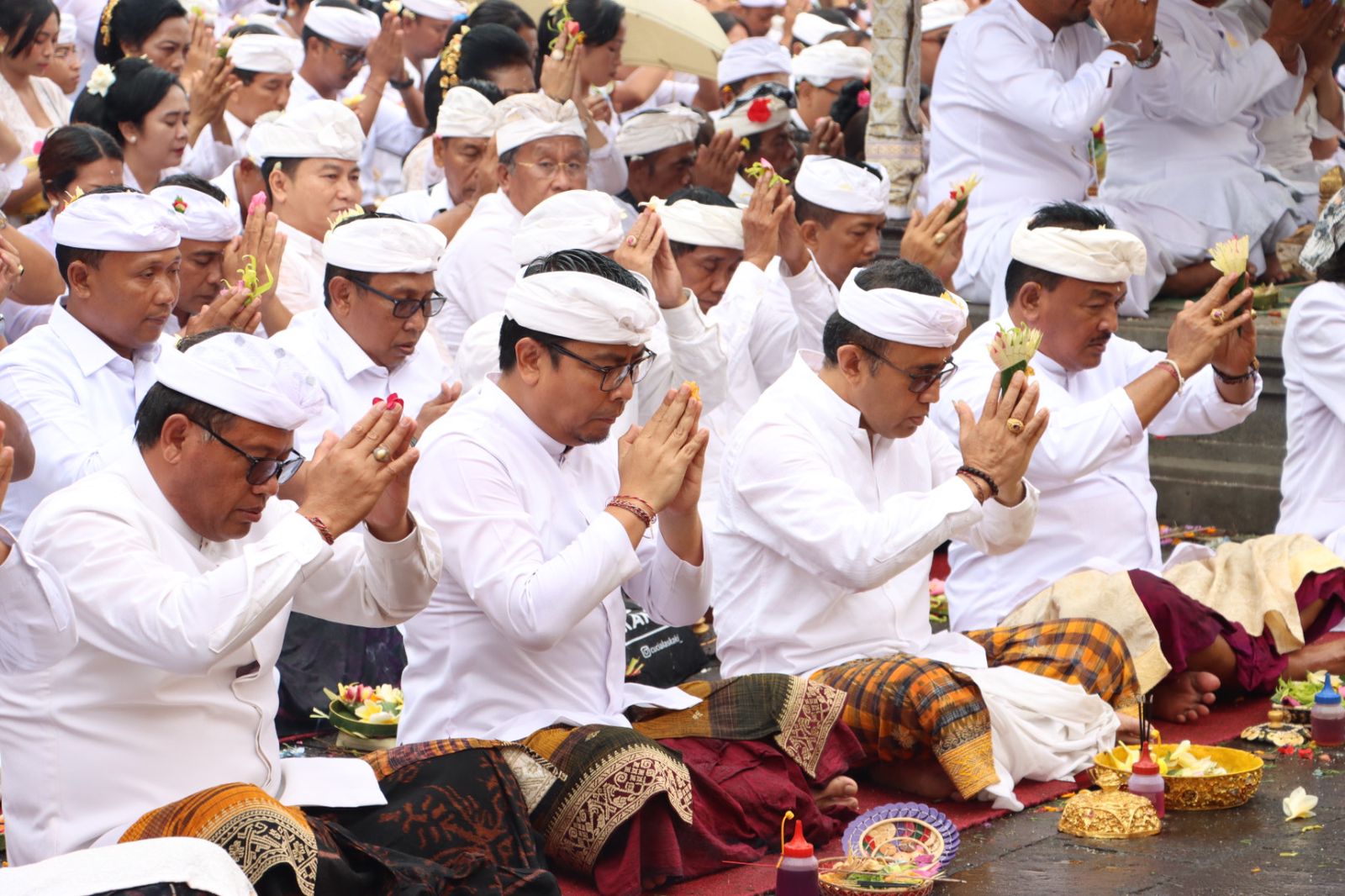 Pemkot Denpasar Ngaturang Bhakti Penganyaar di Pura Agung Besakih