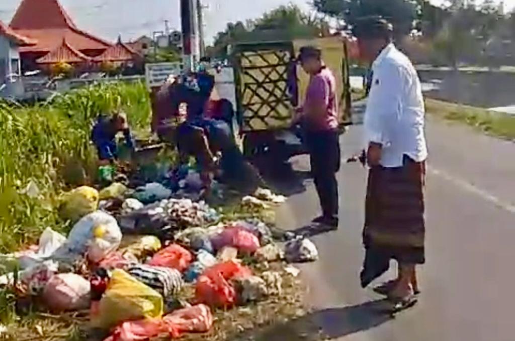 Desa Pemogan Tertibkan Pembuangan Sampah Liar Di Kawasan Taman Pancing