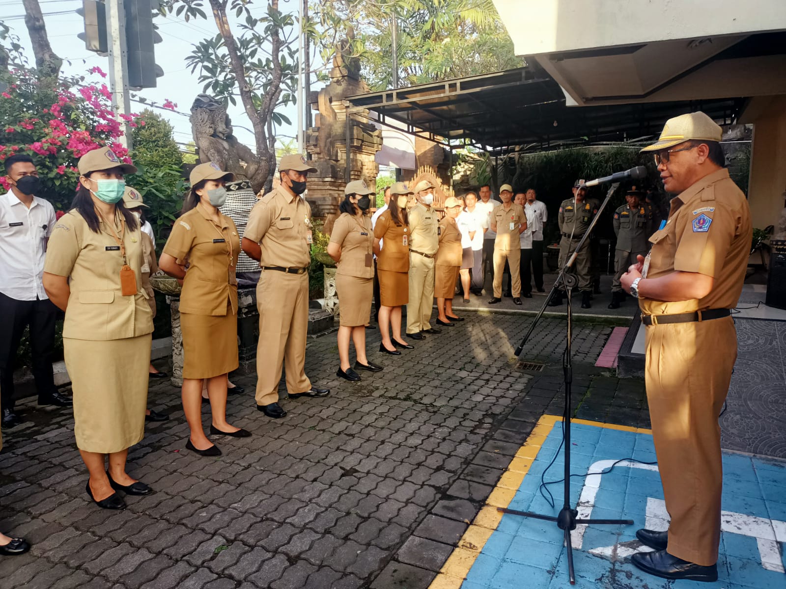 Pimpin Apel Disiplin Kecamatan Denpasar Timur. Sekda Alit Wiradana Ingatkan ASN Pemkot Senantiasa Jaga Integritas.