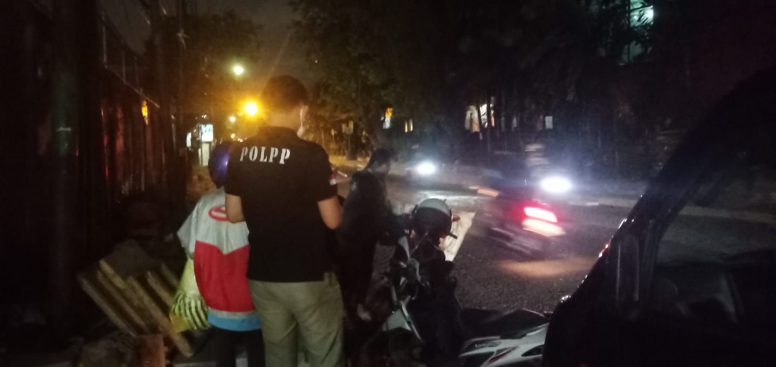 Antisipasi Pembuangan Sampah Tidak Sesuai Jadwal, Sat Pol PP Denpasar Intensifkan Penjagaan dan Sosialisasi di TPS Jalan Gunung Agung