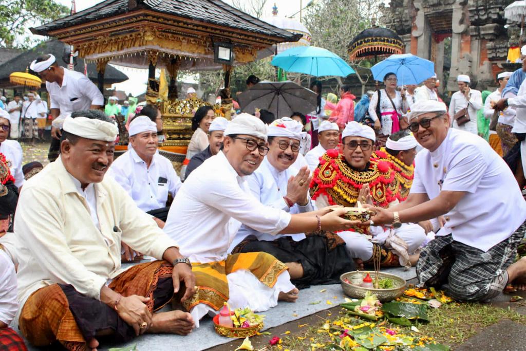 Pemkot Denpasar Nganyarin Pura Mandhara Giri Semeru