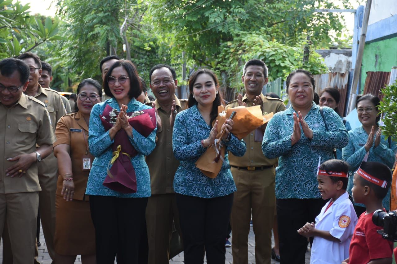 Pj. Ketua TP. PKK Provinsi Bali, Ny. drg. Ida Mahendra Jaya "Berkunjung dan Berbagi" di Kota Denpasar