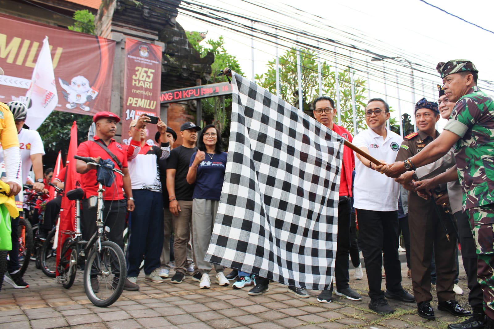 Walikota Jaya Negara Lepas Bersepeda Bersama 365 Hari Menuju Pemilu 2024