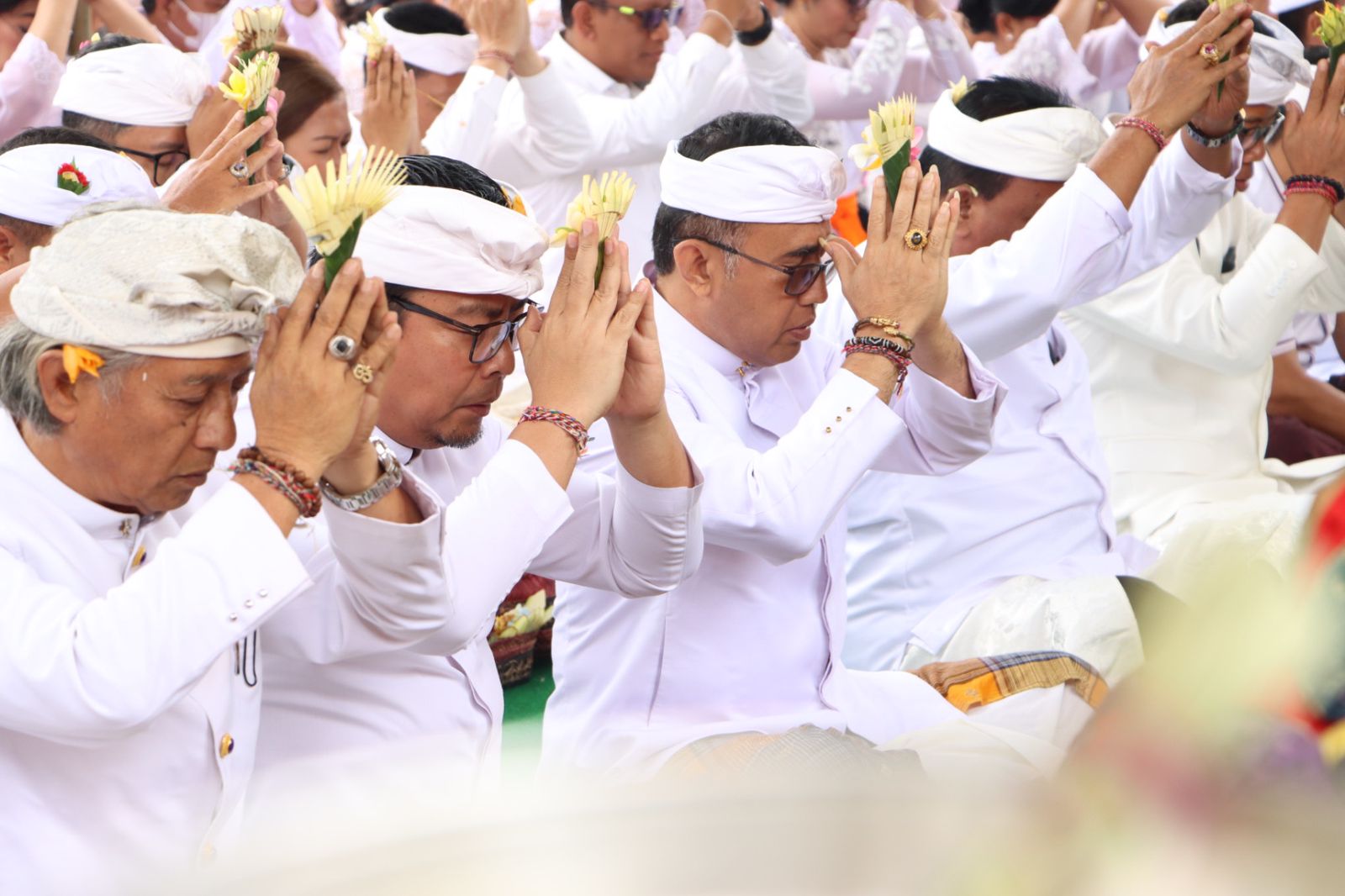 Pemkot Denpasar Ngaturang Bhakti Penganyar Serangkaian Pujawali Ngusaba Kedasa di Pura Ulun Danu Batur