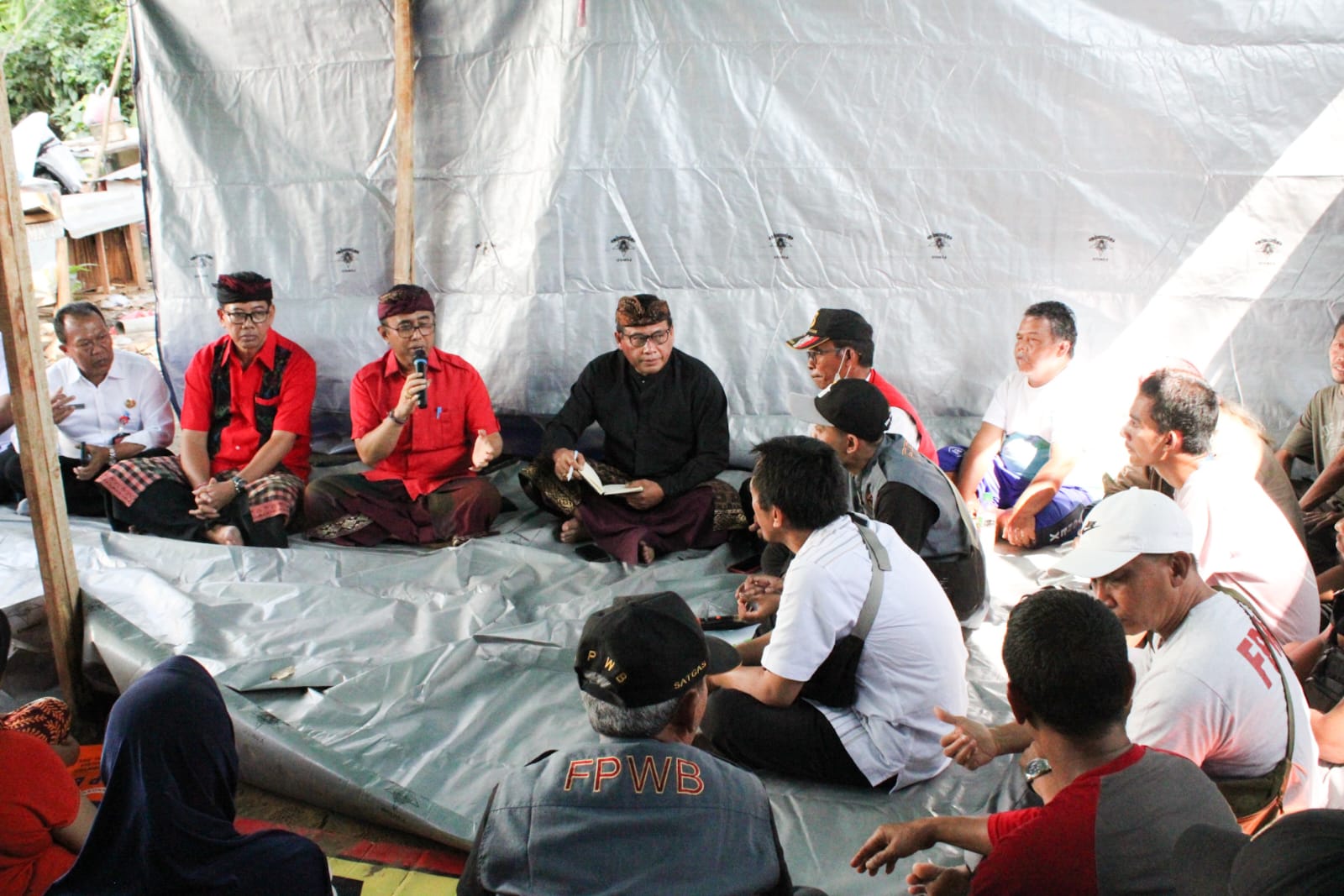 Walikota Jaya Negara Tinjau Korban Kebakaran di Dusun Wanasari