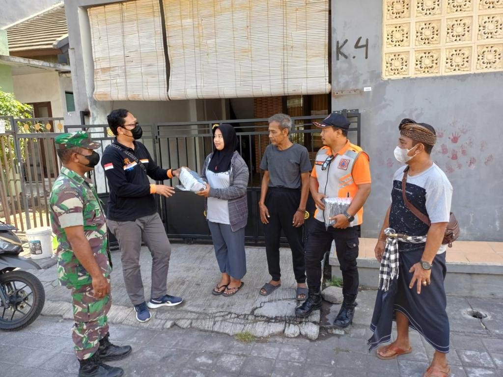 Kelurahan Sesetan Distribusikan Ribuan Masker Kepada Warga Suwung Batan Kendal Terdampak Asap Musibah Kebakaran TPA Suwung