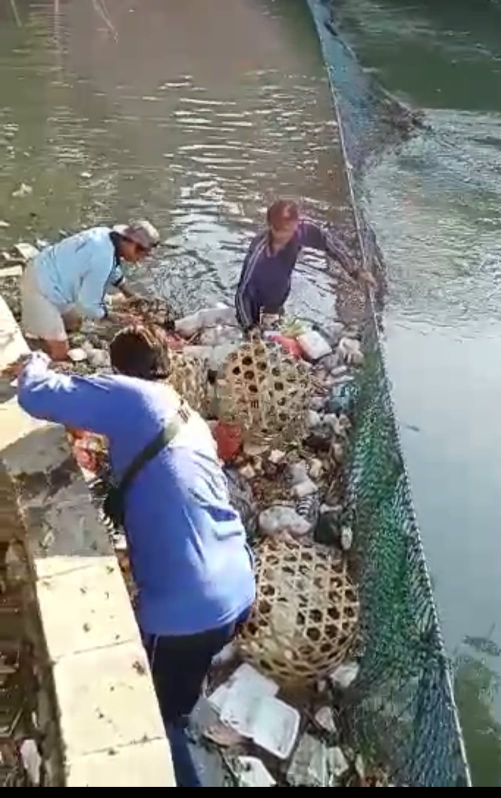 Antisipaasi Banjir, PUPR Denpasar Rutin Bersihkan Sampah di Sungai