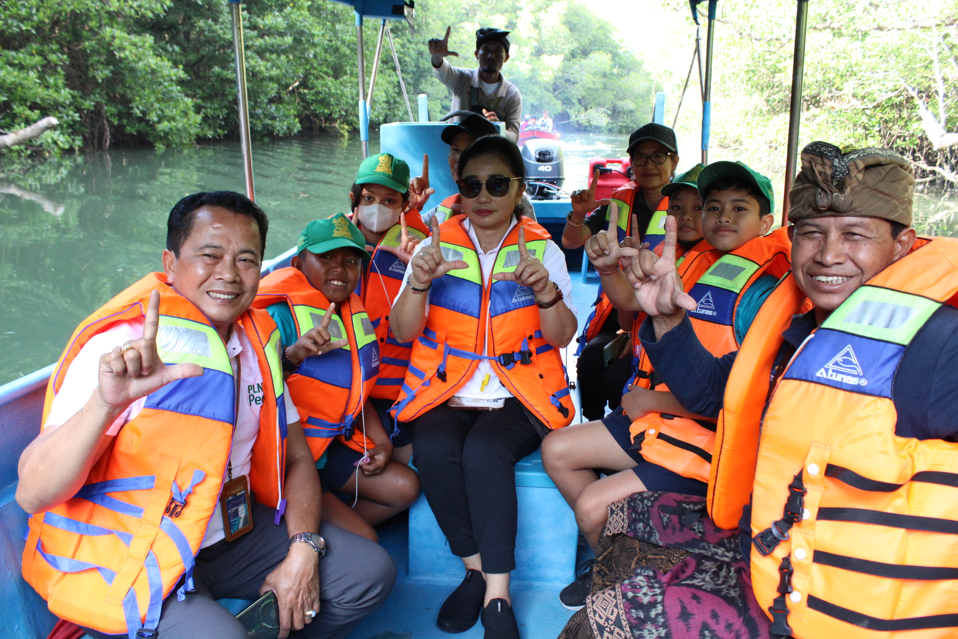 Bunda Literasi Kota Denpasar Ny. Sagung Antari Jaya Negara Ajak Siswa SDN 5 Saraswati Wisata Literasi di Hutan Manggrove Batu Lumbang