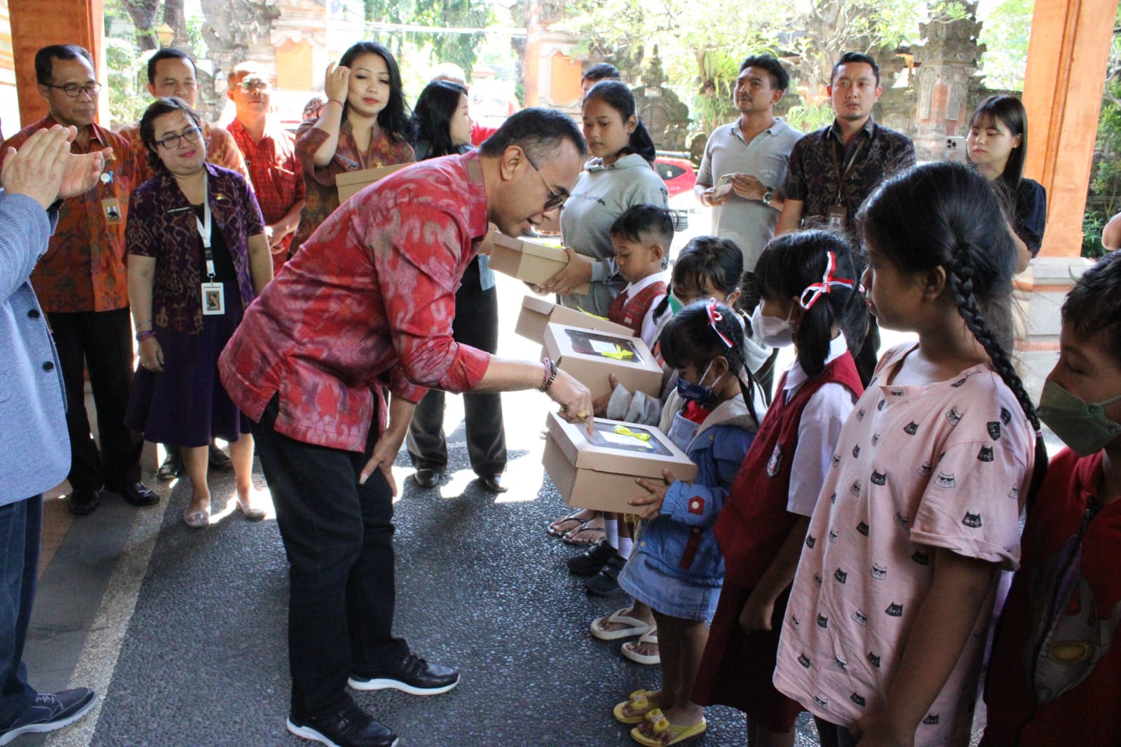 Kolaborasi Pemkot Denpasar Dan Yayasan Bina Ilmu Korea Selatan Bantu Paket Perlengkapan Sekolah Bagi Anak Yatim Piatu