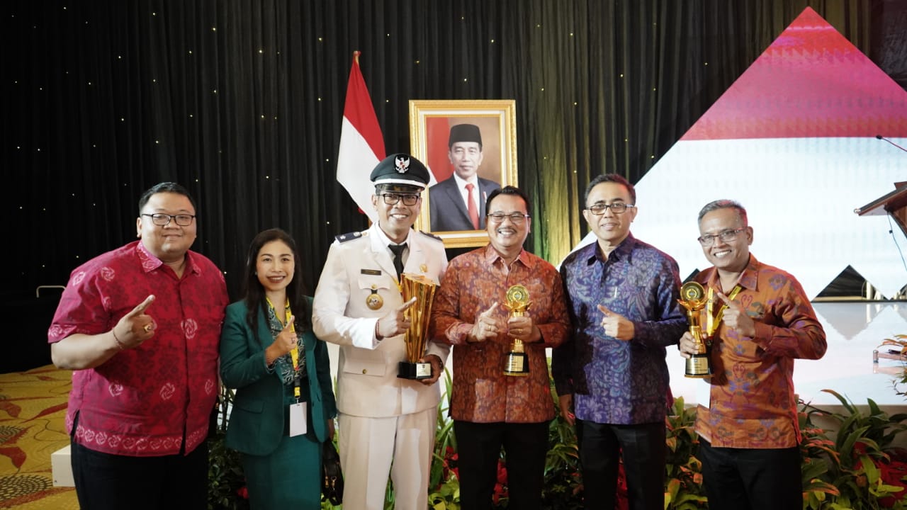 Walikota Jaya Negara Raih PenghargaanUpakarya Wania Nugraha, Lengkapi Sukses Desa Tegal Harum Jadi Juara I LombaDesa Tingkat Regional