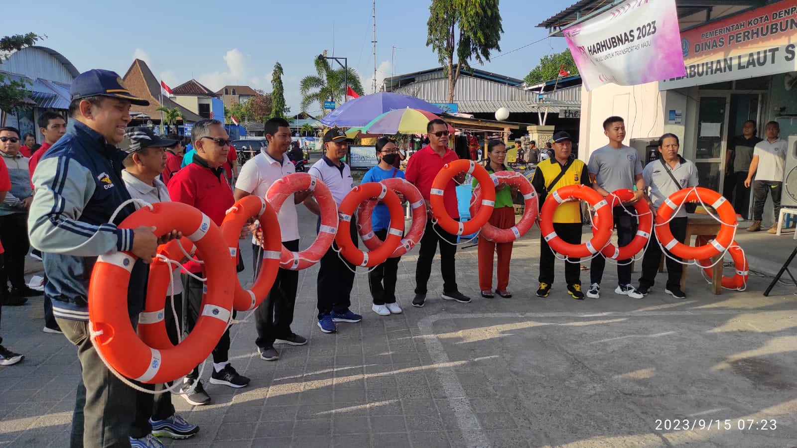 Peringati Harhubnas 2023, Pemkot Denpasar Serahkan Alat Keselamatan Pelayaran di Pelabuhan Serangan