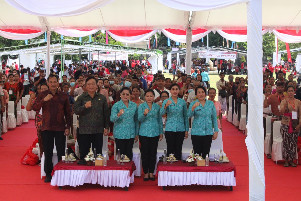 Ketua TP PKK Denpasar Ny. Sagung Antari Jaya Negara Hadiri Pasar Rakyat Tim Penggerak Provinsi Bali.