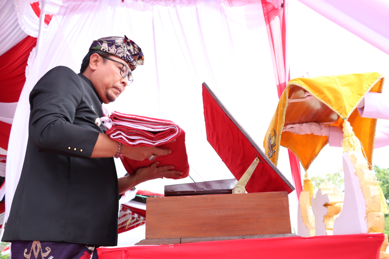 Wawali Arya Wibawa Pimpin Apel Penurunan Bendera Peringatan HUT Proklamasi Kemerdekaan ke-78 RI di Kota Denpasar