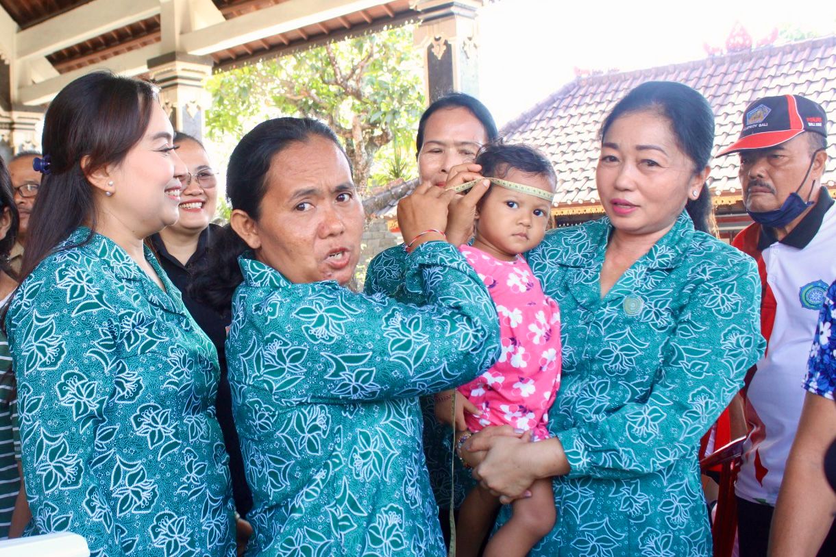 Ny. Antari Jaya Negara Sapa Peserta Posyandu Paripurna di Banjar Dukuh Pesirahan, Kelurahan Pedungan 