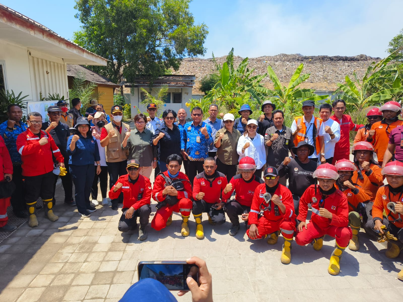 Sekda Alit Wiradana: Penanganan Darat dan Udara Terus Digencarkan, Injeksi Air Diharapkan Produktif Padamkan Titik Api.