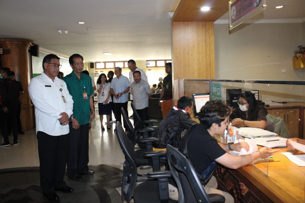 Pastikan Pelayanan Publik Berjalan Lancar Selama Cuti Bersama Sekda Denpasar Alit Wiradana Sidak Mal Pelayanan Publik