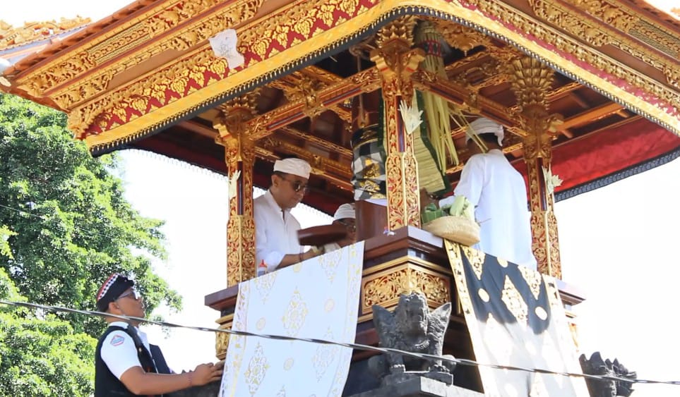 Wali Kota Jaya Negara _Nyuaraang_ Kulkul Dalam Prosesi Upacara Melaspas Alit Bale Kulkul dan Bale Gede Pura Khayangan Penataran Sumerta
