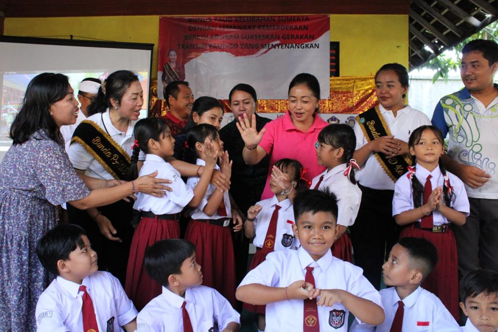 Bunda Paud Denpasar Ny. Sagung Antari Jaya Negara Hadiri Gerakan Transisi PAUD Ke SD Yang Menyenangkan, Sasar Dua Lokasi di Kecamatan Dentim