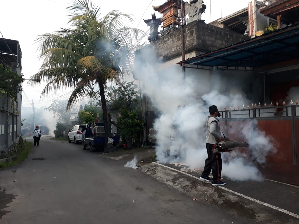 Tekan DBD, Lingkungan Taman Sekar Kelurahan Padangsambian di Fogging Fokus.
