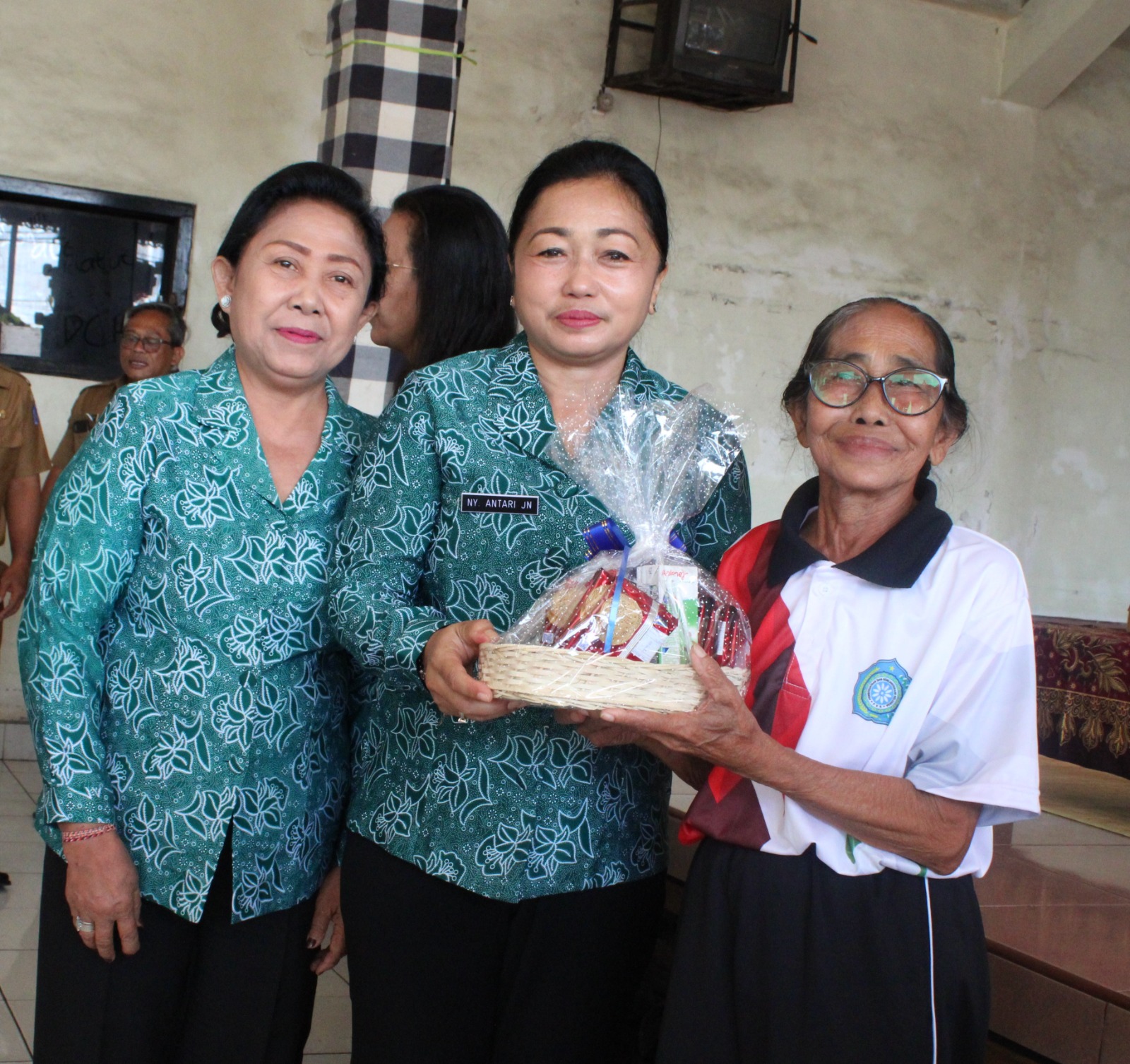Ny. Sagung Antari Jaya Negara Serahkan PMT Saat Membuka Posyandu