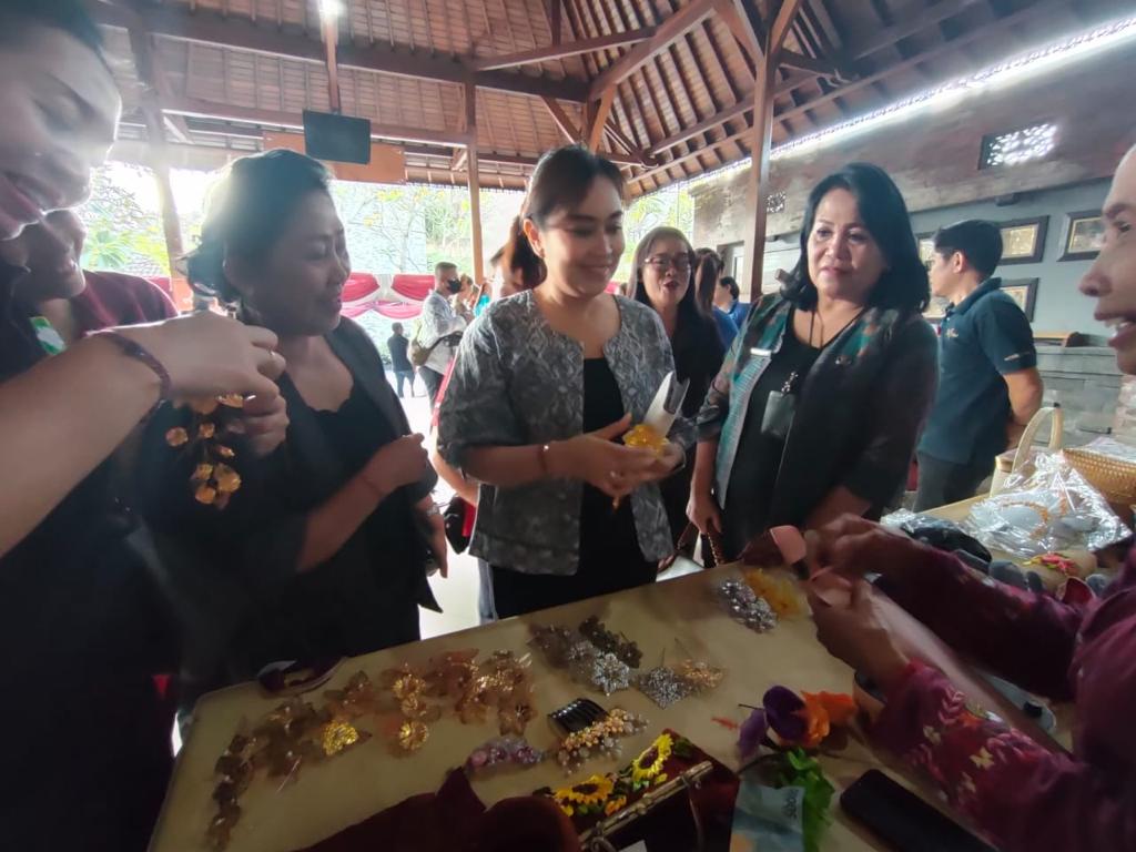 Tekan Laju Inflasi, Ny. Ayu Kristi Arya Wibawa Hadiri Pasar Murah Banjar Dajan Tangluk