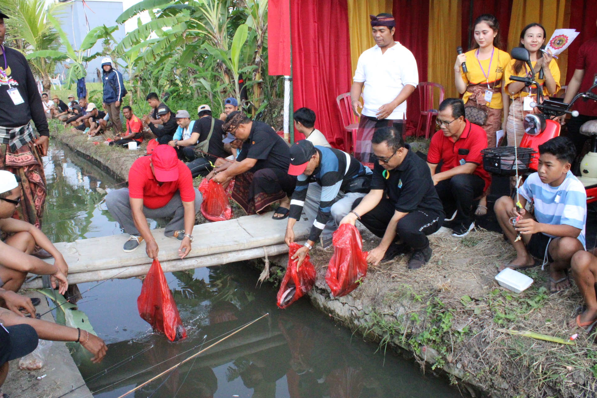 Walikota Jaya Negara Buka Lomba Mancing Air Deras ST Bina Putra Banjar Lap-Lap Tengah