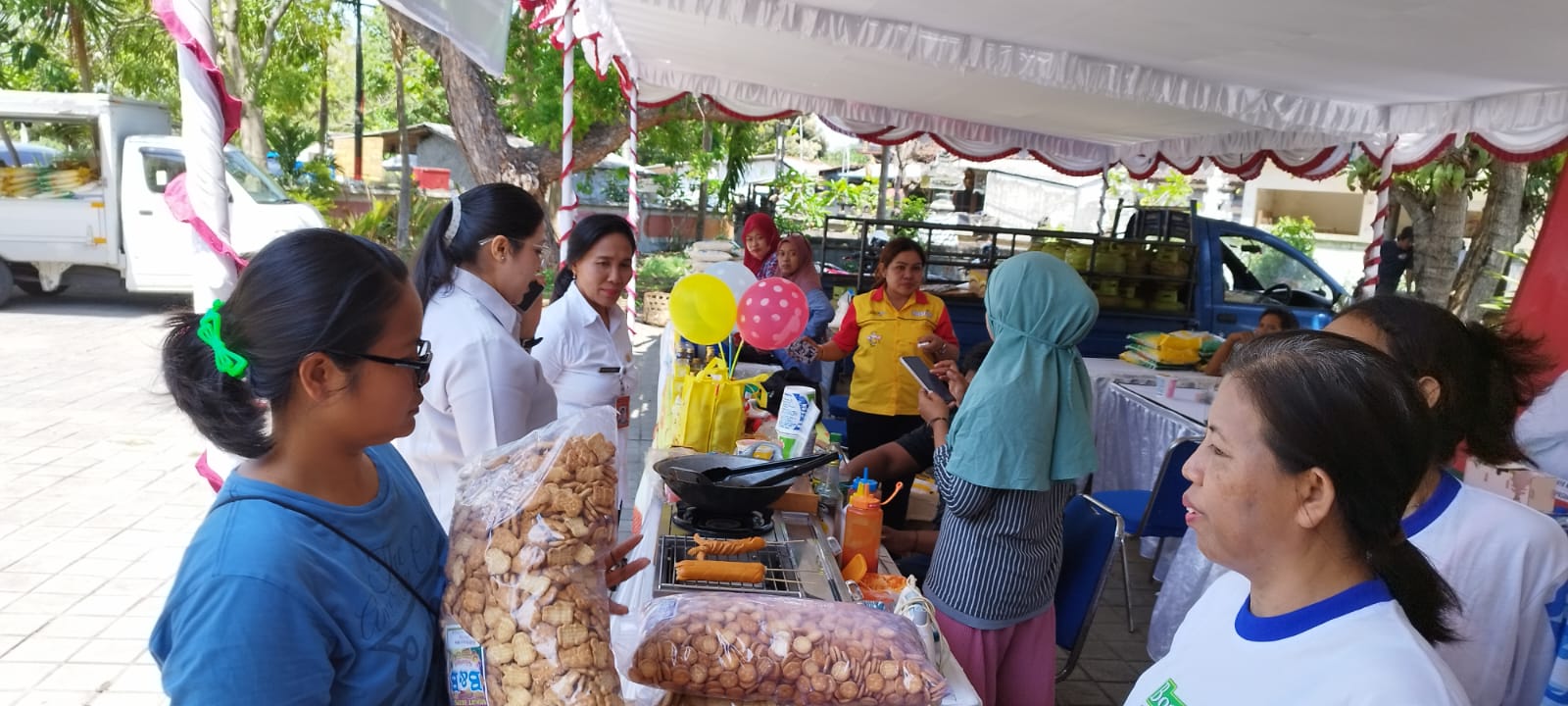 Kelurahan Serangan Bagikan Ratusan Paket Bantuan Sembako Kepada Nelayan