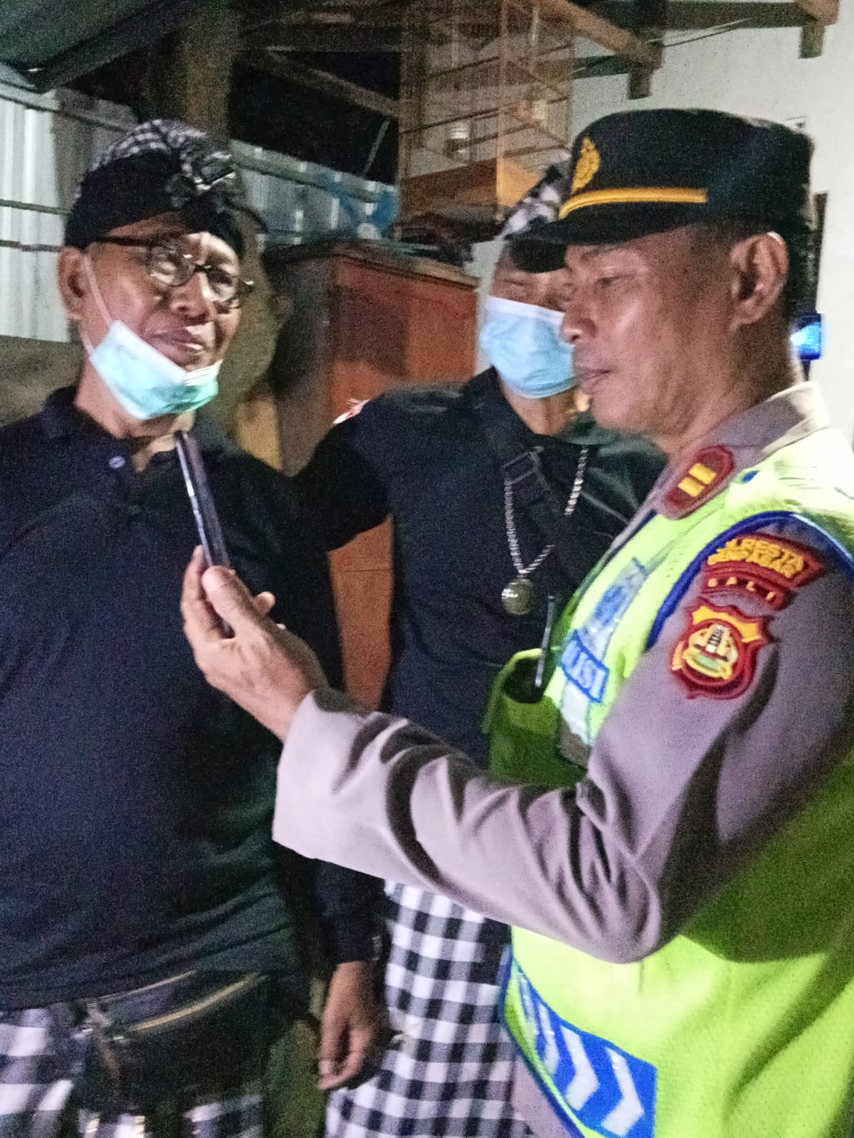 Jaga Keamanan Selama Hari Raya Idul Fitri Kelurahan Sumerta Lakukan Monitoring Lingkungan di Banjar Buaji Sari.