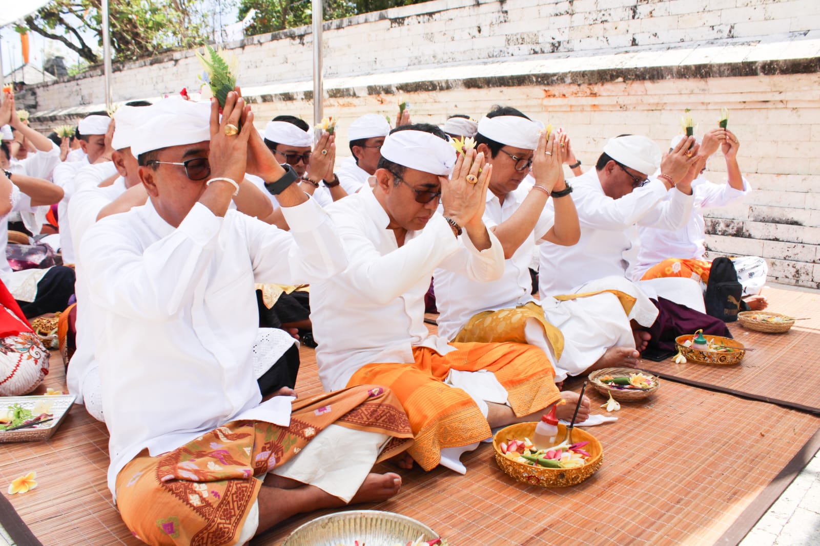 Walikota Jaya Negara ‘Ngaturang Bhakti Pujawali’ di Pura Luhur Uluwatu