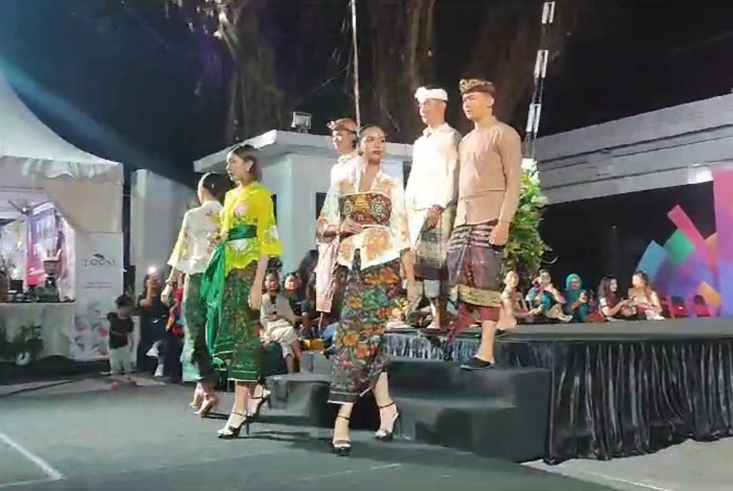 Tak Kalah Menarik di Hari Kedua, Fashion Show Swarnakara Kembali Tampilkan Karya Terbaik Desiner dan UMKM Unggulan Denpasar.