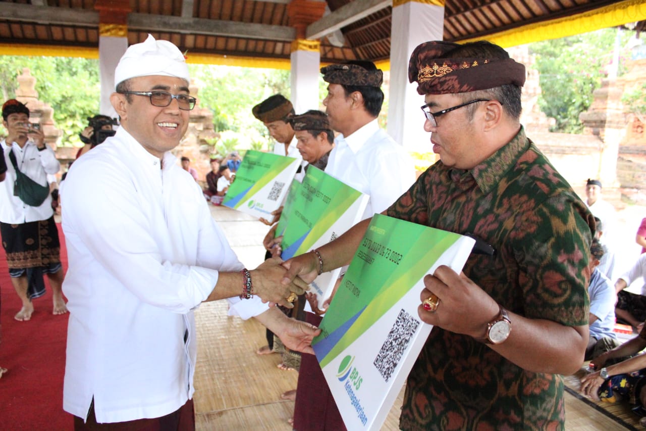 Walikota Jaya Negara Serahkan Kartu BPJS Ketenagakerjaan Bagi Klian Adat di Kota Denpasar, Jamin Resiko Kerja Klian Adat, Dukung Penguatan Adat dan Budaya Bali
