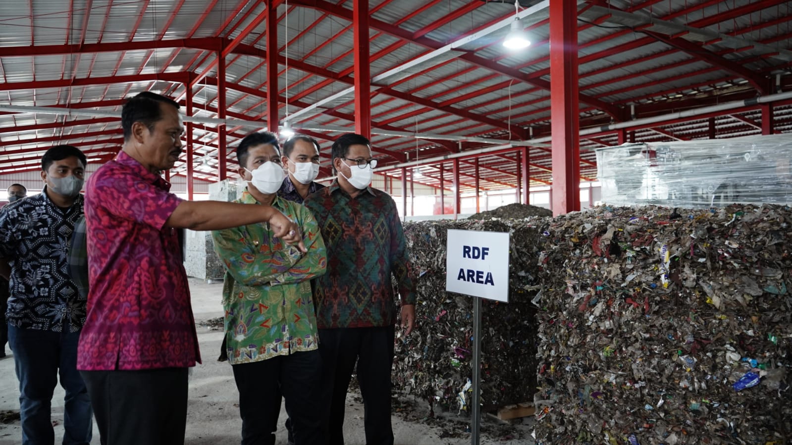 Sekda Alit Wiradana Terima Kunjungan Bupati Bandung, Dadang Supriatna di TPST Kesiman Kertalangu