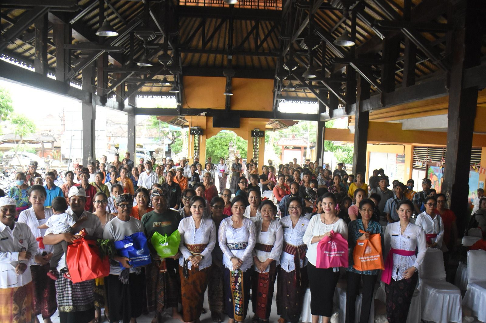 Ny. Antari Jaya Negara Serahkan Ratusan Paket Bantuan PMT di Kecamatan Dentim