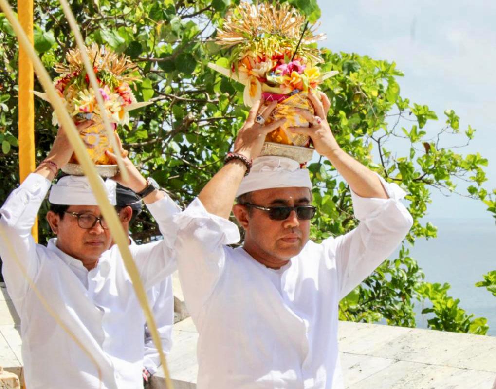 Walikota Jaya Negara Mendem Dasar Serangkaian Karya Melaspas, Ngenteg dan Tawur di Pura Luhur Uluwatu