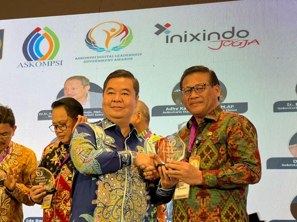 Sekda Alit Wiradana Raih Penghargaan Terbaik Pertama Kota Se-Indonesia Digital Leadership Goverment Award 2023