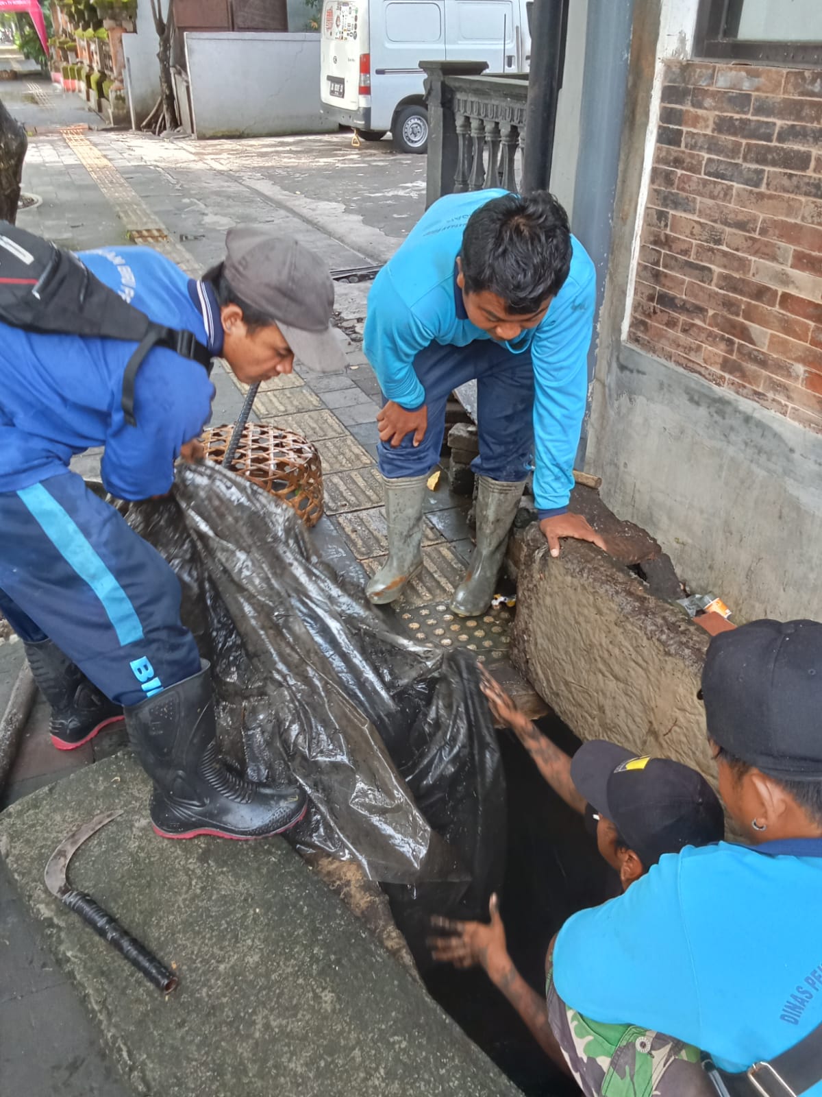 Antisipasi Banjir, PUPR Denpasar Rutin Bersihkan Sampah di Saluran Air