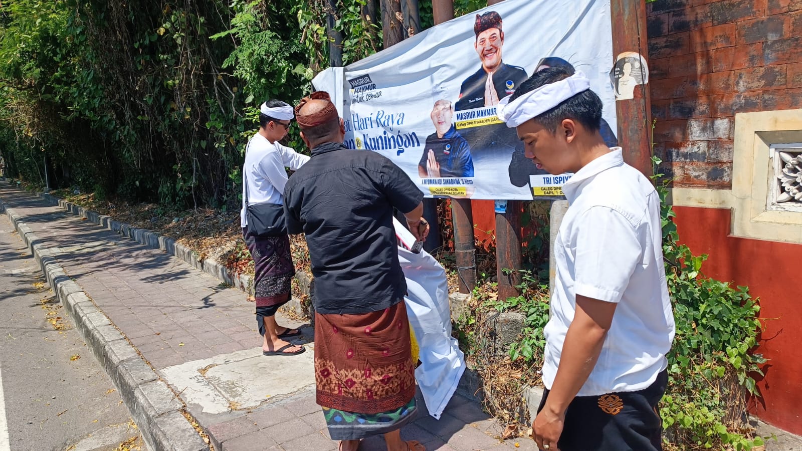 Kecamatan Densel Tertibkan Spanduk Kadaluwarsa, Jaga Kebersihan Wajah Kota