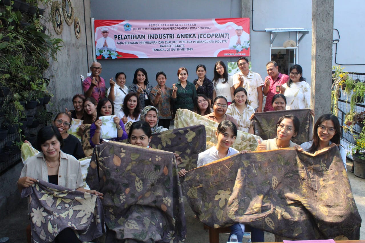 Ny. Ayu Kristi Arya Wibawa Tutup Pelatihan Aneka Ecoprint