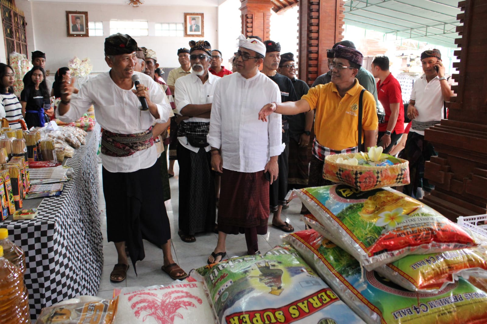 Walikota Jaya Negara Tinjau Pelaksanaan Pasar Murah Di Banjar Kertasari Kelurahan Peguyangan