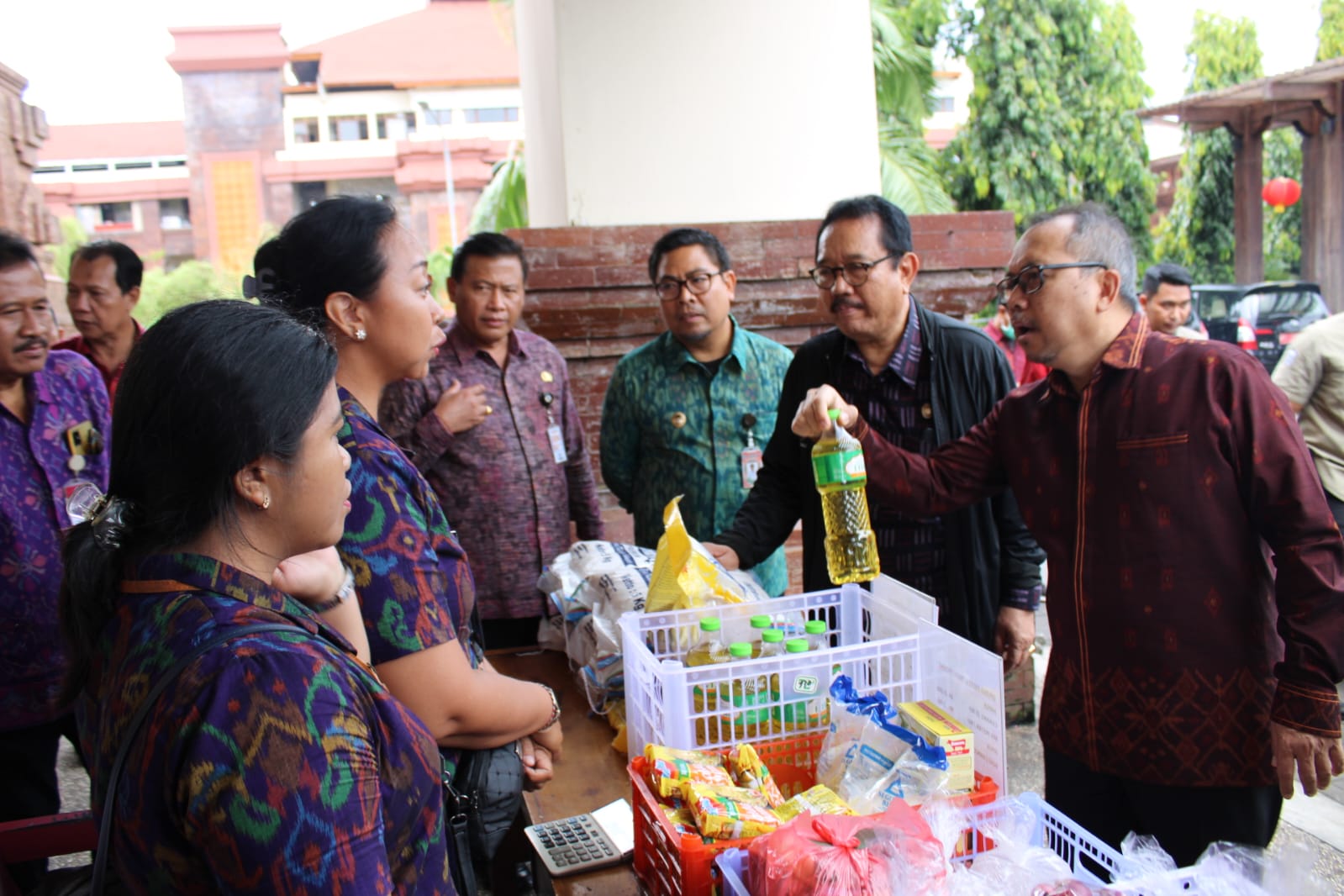 Wawali Arya Wibawa Dampingi Wagub Tjok Artha Ardhana Sukawati Pantau Harga di Pasar Badung
