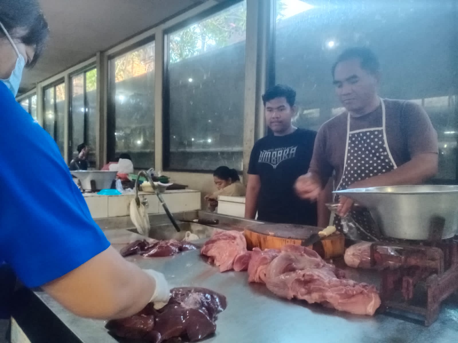 Identik Dengan Nampah Jelang Galungan, Distan Kota Denpasar Gelar Pemeriksaan Pastikan Daging Babi Aman dan Layak Konsumsi