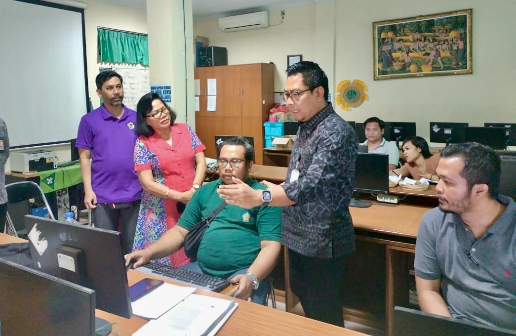 Wawali Arya Wibawa Tinjau Proses Verifikasi PPDB SMP di Kota Denpasar, Ingatkan Tim Teknis Bekerja Sesuai Juknis.