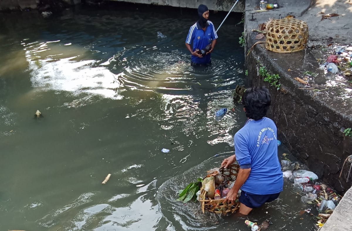 Antisipasi Musim Penghujan DPUPR Denpasar Lakukan Pembersihan Kawasan Aliran Sungai