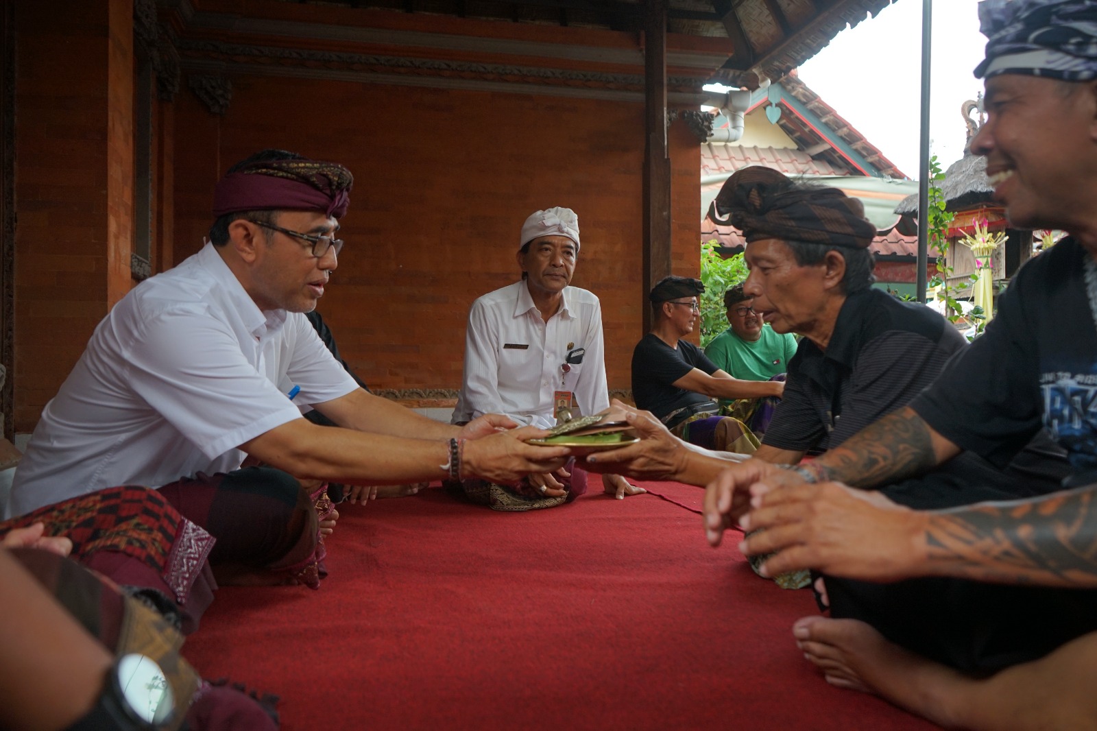 Walikota Jaya Negara Serahkan Santunan Kematian Kepada Veteran Pejuang
