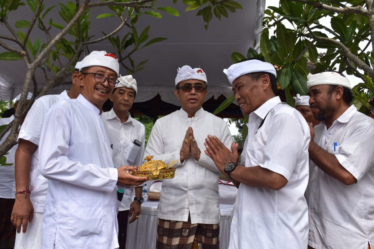 Walikota Jaya Negara Hadiri Upacara Melaspas dan Mecaru Rsi Gana di Pura Pasek Wangaya Kaja Denpasar