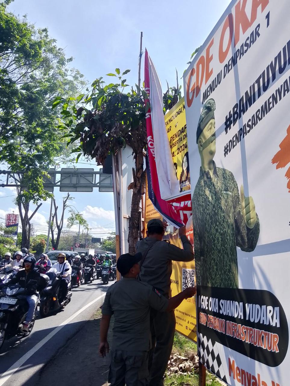 Wujudkan Kota Bersih dan Tertib Satpol PP Denpasar Kembali Tertibkan Baliho dan Spanduk di Fasilitas Umum
