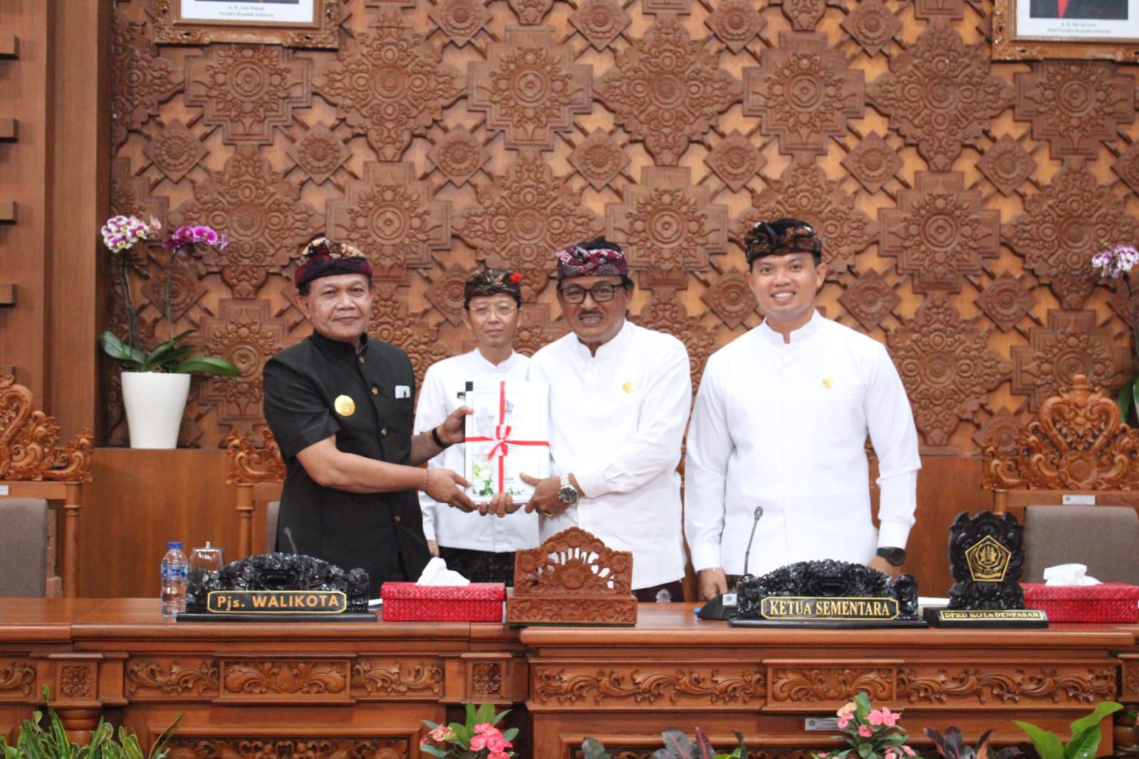 Pjs. Walikota Dewa Mahendra Sampaikan Ranperda APBD Kota Denpasar Tahun 2025.