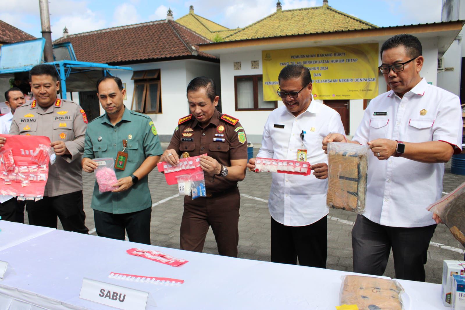 Sekda Alit Wiradana Hadiri Pemusnahan Barang Bukti Tindak Pidana Umum dan Khusus.