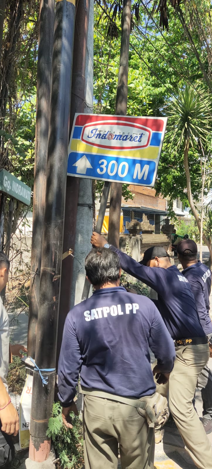 Satpol PP Denpasar Kembali Lakukan Penertiban Atribut Promosi Hingga PKL